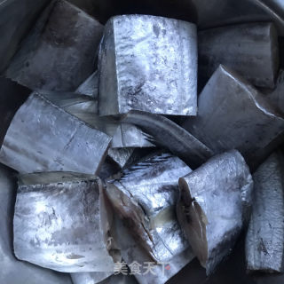 腰缠万贯炸带鱼的做法步骤：1