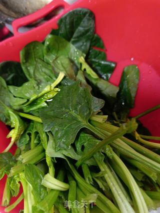 酱醋凉拌菠菜的做法步骤：1