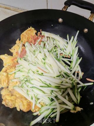 鸡蛋炒红绿杂蔬的做法步骤：4
