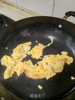 鸡蛋炒红绿杂蔬的做法步骤：3