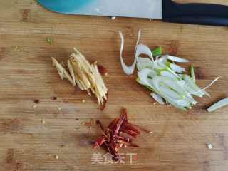 鲜香下饭的腊肉炒圆白菜的做法步骤：3