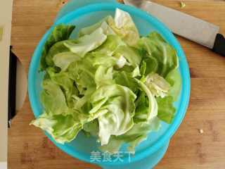 鲜香下饭的腊肉炒圆白菜的做法步骤：2