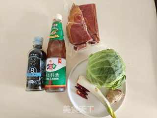 鲜香下饭的腊肉炒圆白菜的做法步骤：1
