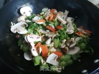 冬笋蘑菇芥菜炒年糕的做法步骤：5