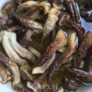 肉丸菌菇煲鸡汤的做法步骤：2