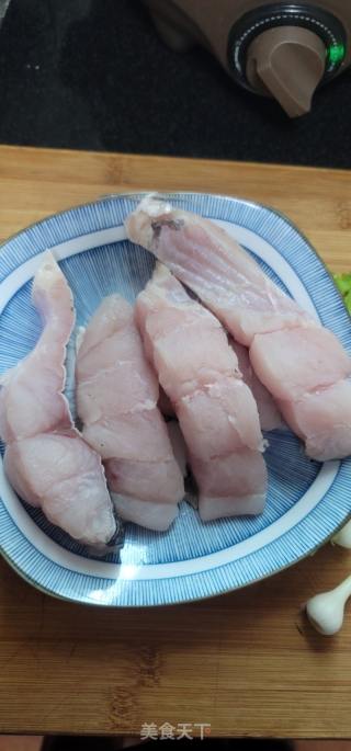 黄豆酱烧鱼腩的做法步骤：1
