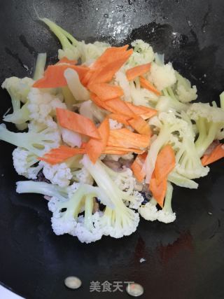 花菜炒肉的做法步骤：3