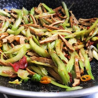 芹菜炒香干的做法步骤：10