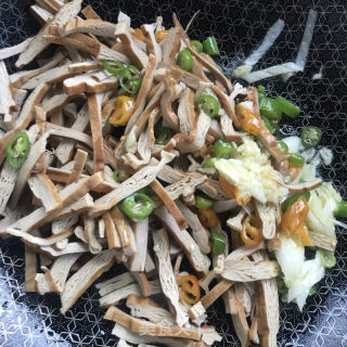 芹菜炒香干的做法步骤：7