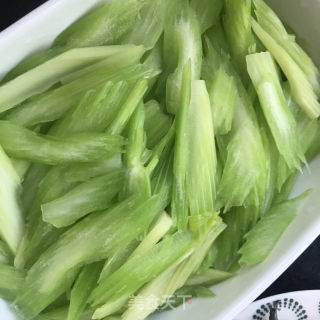 芹菜炒香干的做法步骤：4
