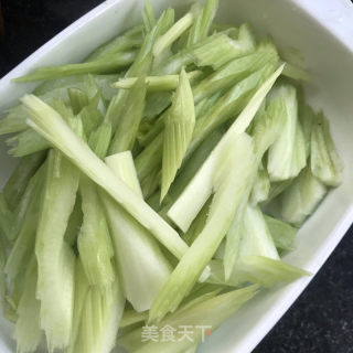芹菜炒香干的做法步骤：2