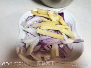 洋葱烧羊肉的做法步骤：1