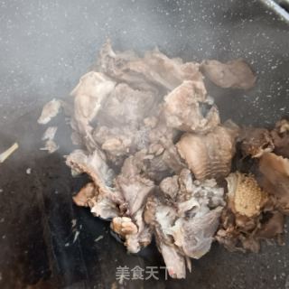 “羊肉”香菜拌羊头肉的做法步骤：2