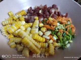 玉米香肠炒饭的做法步骤：1