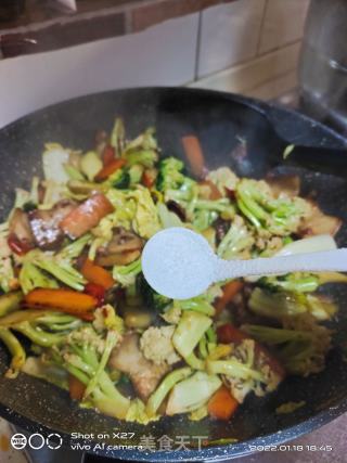 五花肉炒西蓝花花菜的做法步骤：6