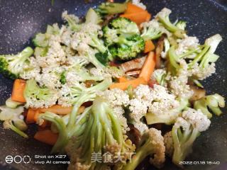 五花肉炒西蓝花花菜的做法步骤：4