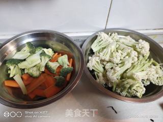 五花肉炒西蓝花花菜的做法步骤：2