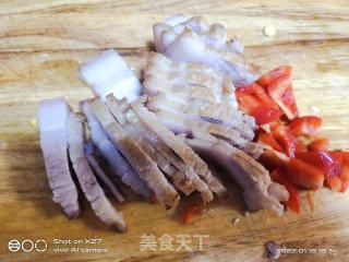 五花肉炒西蓝花花菜的做法步骤：1