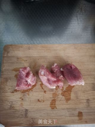 青椒炒肉的做法步骤：2