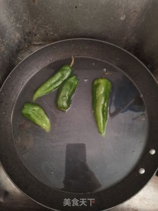 青椒炒肉的做法步骤：1