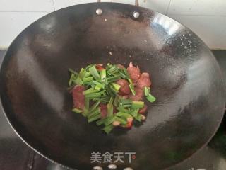 蒜苗炒麻辣香肠的做法步骤：9