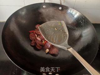 蒜苗炒麻辣香肠的做法步骤：8