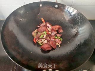 蒜苗炒麻辣香肠的做法步骤：6