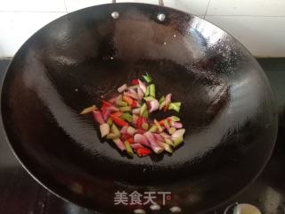 蒜苗炒麻辣香肠的做法步骤：5