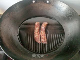 蒜苗炒麻辣香肠的做法步骤：2