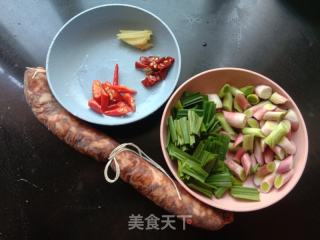 蒜苗炒麻辣香肠的做法步骤：1