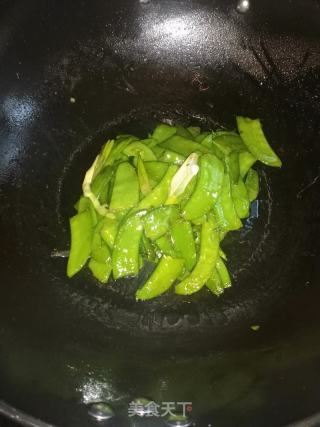 清炒荷兰豆的做法步骤：5