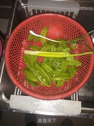 清炒荷兰豆的做法步骤：2