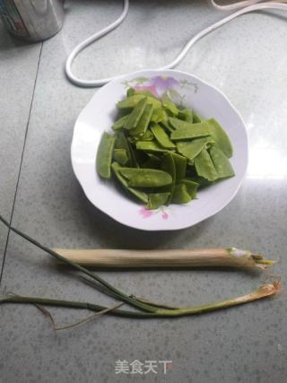 清炒荷兰豆的做法步骤：1