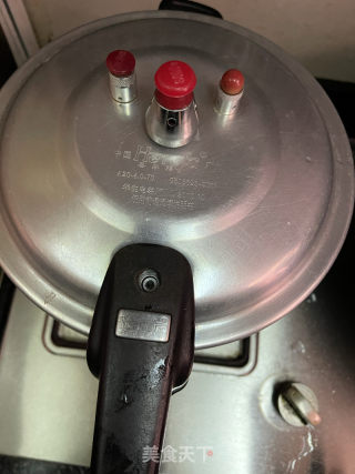 苦瓜酸菜煲粉肠的做法步骤：11