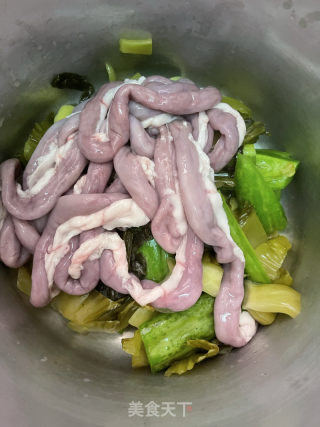 苦瓜酸菜煲粉肠的做法步骤：9