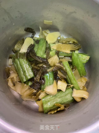 苦瓜酸菜煲粉肠的做法步骤：8