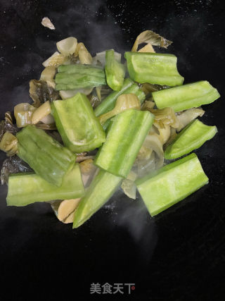 苦瓜酸菜煲粉肠的做法步骤：7