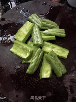苦瓜酸菜煲粉肠的做法步骤：2