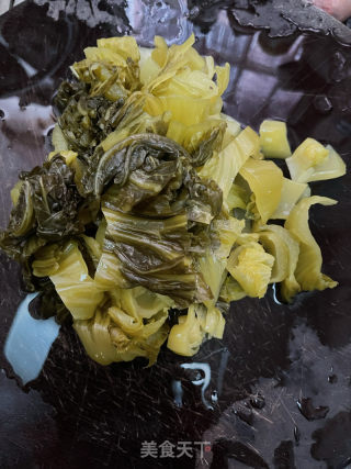 苦瓜酸菜煲粉肠的做法步骤：1