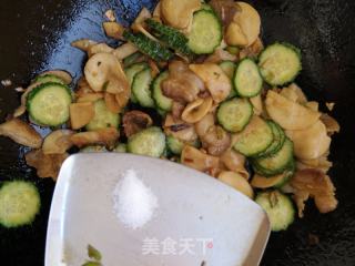 杏鲍菇黄瓜炒肉的做法步骤：7