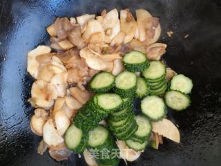 杏鲍菇黄瓜炒肉的做法步骤：6