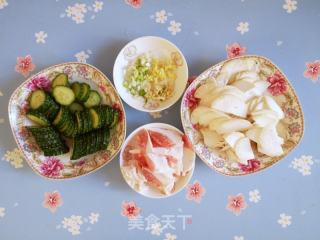 杏鲍菇黄瓜炒肉的做法步骤：1