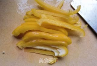 心里美黄彩椒拌海参的做法步骤：2