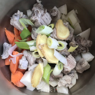 排骨萝卜汤的做法步骤：5