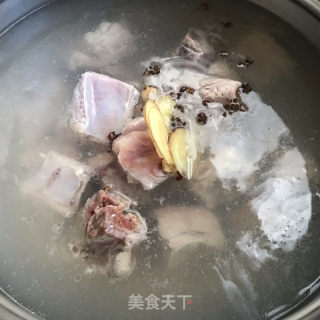 排骨萝卜汤的做法步骤：2