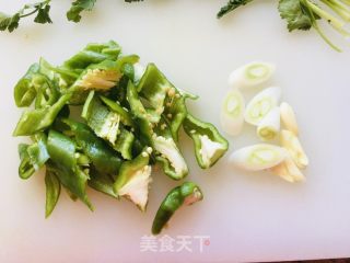 西红柿青椒炒鸡蛋的做法步骤：1