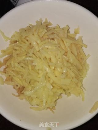 土豆鸡蛋饼的做法步骤：1