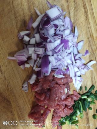 牛肉洋葱炒饭的做法步骤：1