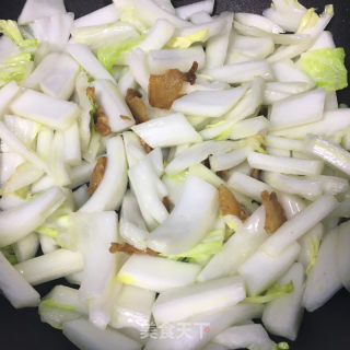 油渣白菜炒年糕的做法步骤：4