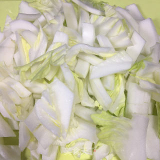 油渣白菜炒年糕的做法步骤：1